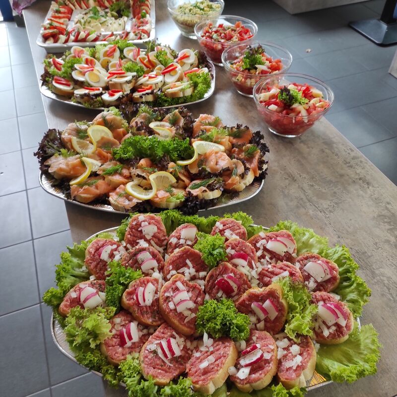Großes, frisch angerichtetes Catering-Buffet