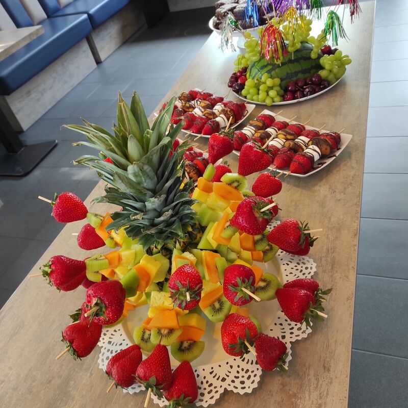 Bunte, frisch zubereitete Obstplatte