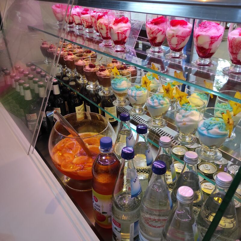 Getränke und Desserts in der Kühltheke